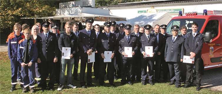 Bürgermeister Johannes Bell und Wehrleiter Karl Oelsberg konnten einige Feuerwehrkameraden befördern, die sich gern mit der gesamten Wehr zum Erinnerungsfoto versammelten.WER