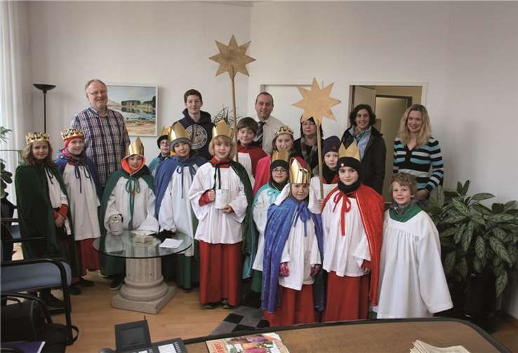 Bürgermeister Johannes Bell und die Verbandsgemeindebeigeordnete Elisabeth Dahr empfingen die Sternsinger im Rathaus in Niederzissen.WER