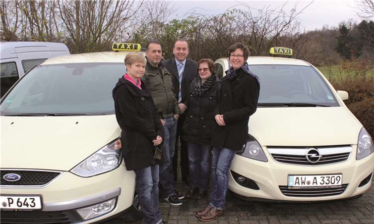 Bürgermeister Johannes Bell unterzeichnete mit den Taxiunternehmen einen Kooperationsvertrag zum Pilotprojekt „Jugendtaxi Brohltal“. privat