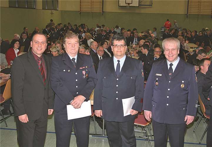 Bürgermeister Johannes Bell verabschiedete beim Verbandsgemeindefeuerwehrtag in Wehr den bisherigen Dedenbacher Wehrführer Ewald Börder und nahm die vorübergehende Bestellung seines Nachfolgers Hans-Jürgen Siegler vor, wozu auch Wehrleiter Hans Jörg Degen gratulierte. -WK-