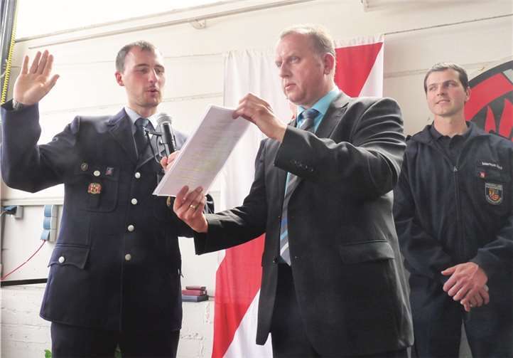 Bürgermeister Johannes Bell verpflichtete den stellvertretenden Wehrführer Dominik Müller.