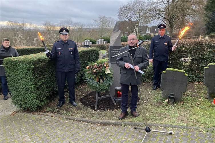 Bürgermeister Johannes Juchem gedachte in seiner Ansprache der Ereignisse vor 80 Jahren. Foto: Gerd Heim/Karl-Otto Vogt