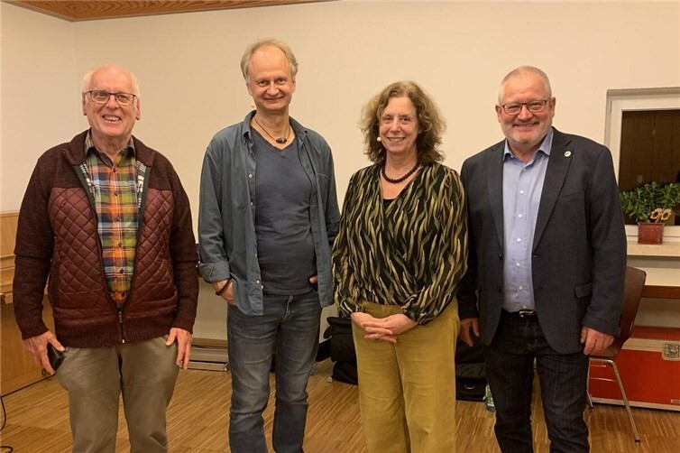 Bürgermeister Johannes Lauer sprach als Vorsitzender der Steuerungsgruppe Fair-Trade-Stadt Lahnstein gemeinsam mit dem Eine-Welt-Laden ein Grußwort zur Eröffnung der Veranstaltung. V.l. Bernhard Kilbinger, Dr. Michael Wolfsteiner, Dr. Jutta Vollmer, Johannes Lauer. Foto: Stadtverwaltung Lahnstein