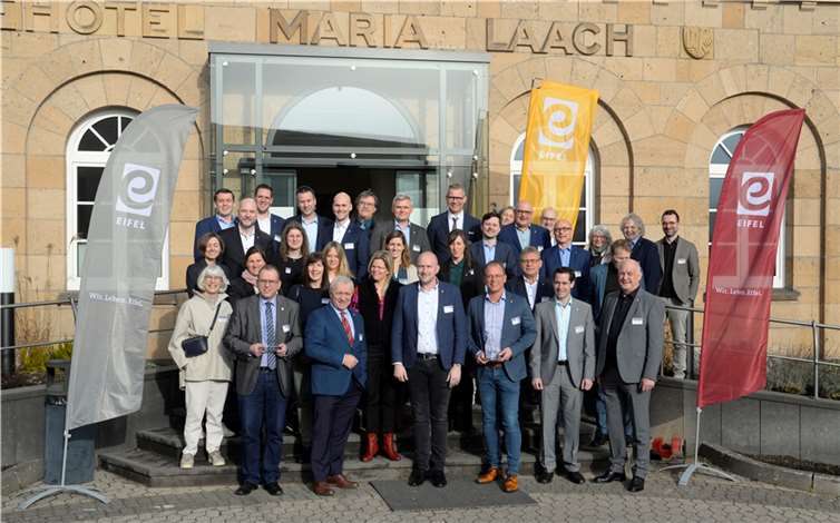 Bürgermeister Johannes (v.2.v.l.) mit politischen EntscheiderInnen und touristischen Fachleuten aus der gesamten Eifel vor dem Seehotel Maria Laach anlässlich des Markentages der ET.  Foto: Petra Grebe, Eifel Tourismus GmbH