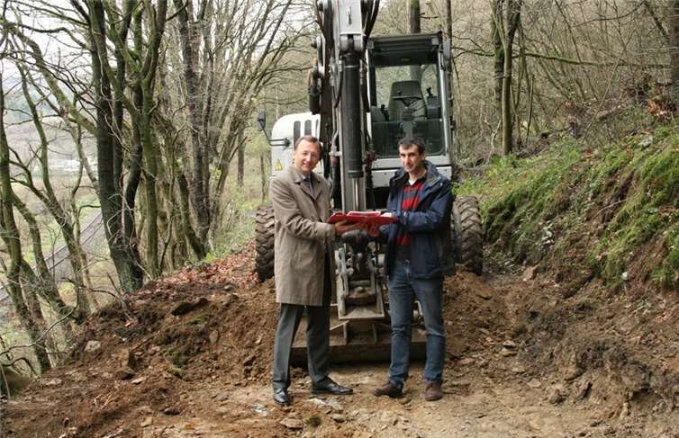 Bürgermeister Josef Oster und Ralf Heinz von der Bauverwaltung an der Baustelle zwischen Dausenau und Nassau. Der Aufbau des Radweges wird auf 130 Metern von Grund auf saniert.WW