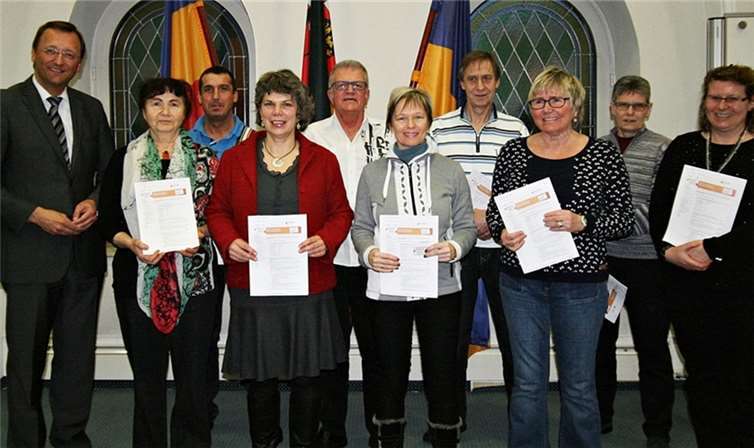 Bürgermeister Josef (l.) bei der Übergabe der Ehrenamtskarte des Landes Rheinland-Pfalz.Willi Willig