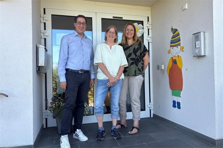 Bürgermeister Jürgen Hoffmann,  Jubilarin Silke Klein und Kita-Leitung Sandra Wolf