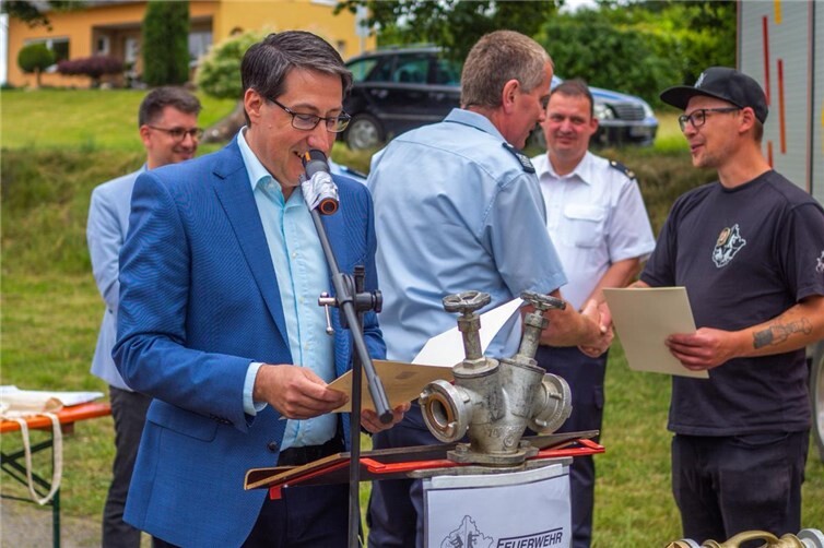 Bürgermeister Jürgen Hoffmann und Wehrleiter Markus Hensler bei der Ehrung von langjährigen Feuerwehrmitgliedern und Neuverpflichtungen.