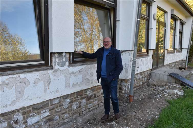 Bürgermeister Jürgen Schwarzmann zeigt wie hoch das Wasser im Kindergarten Hönningen stand. Foto: Tanja Mlinski