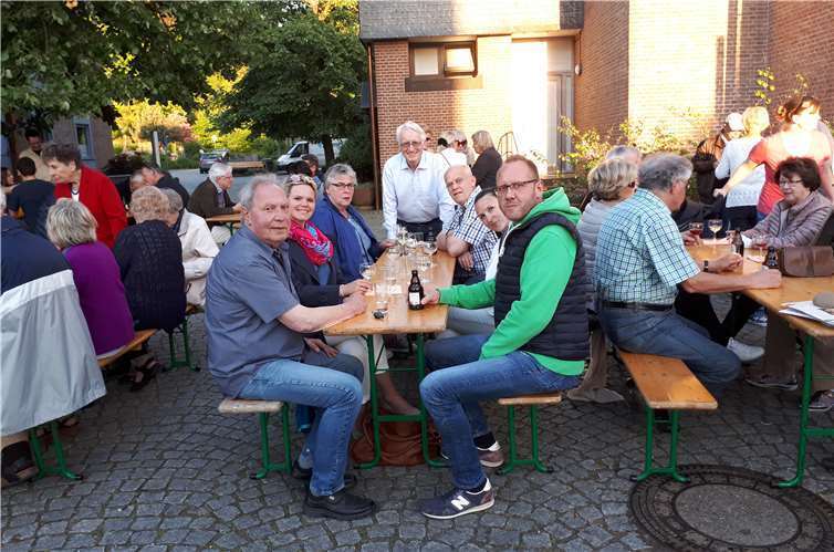 Bürgermeister-Kandidat Dr. Heinz Schmitz (stehend Mitte) sucht das Gespräch mit den Bürgern, hier beim Maibaumfest auf dem Kirchplatz. privat