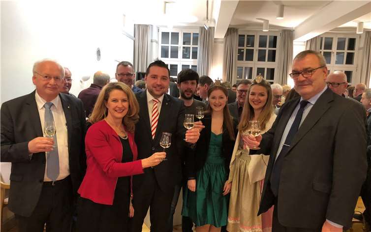 Bürgermeister Karl Heinz Simon (v. l.), Staatssekretärin Heike Raab, Kreisvorsitzender Benedikt Oster, der Vorsitzende des SPD-Gemeindeverbands Zeller Land Christian Simon, Weinkönigin Christina Kölsch, Weinkönigin Alicia Krämer und Dietmar Muscheid.  privat