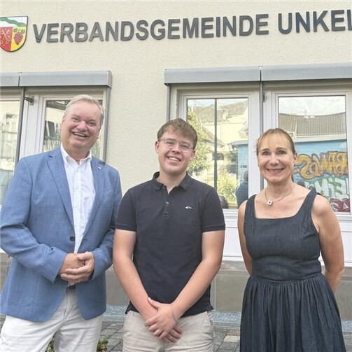 Bürgermeister Karsten Fehr, Jonathan Becker, Claudia Glos. Foto: Aynur Korkmaz
