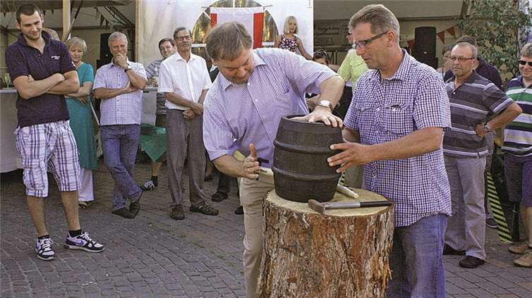 Bürgermeister Karsten Fehr eröffnete die Kirmes mit Freibier.