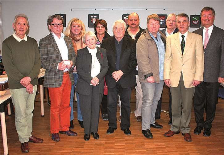 Bürgermeister Karsten Fehr gab im Sitzungssaal des Verwaltungsgebäudes die ersten Ehrenamtskarten aus. privat