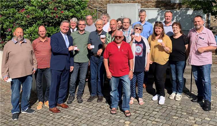 Bürgermeister Karsten Fehr händigt Ehrenamtskarten an Mitglieder des Bürgerbusteams der Verbandsgemeinde Unkel aus.Foto: privat