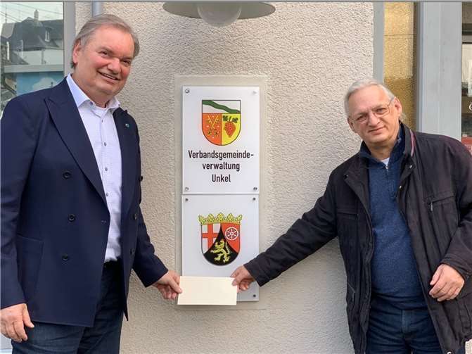 Bürgermeister Karsten Fehr (links) übergibt Herrn Lutz Hoffmann (rechts) die Spende. Foto: privat