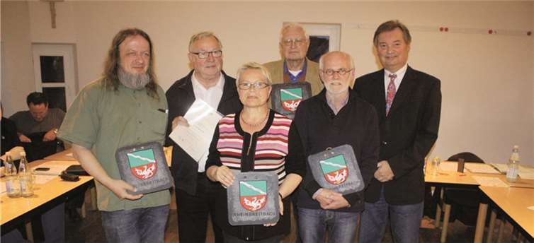 Bürgermeister Karsten Fehr (r.) übergab die Dankurkunde des Gemeinde- und Städtebundes an Herbert Baumann (2. v. l.) und würdigte damit dessen Einsatz für die Gemeinde. Mit der Schiefertafel der Ortsgemeinde ehrte der Bürgermeister Ansgar Federhen, Anita Unkels, Peter Zoller und Hermann-Josef Sich. DL