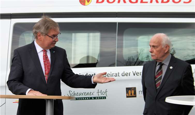 Bürgermeister Karsten Fehr spricht dem Senioren- und Behindertenbeirat seinen Dank aus. KBL