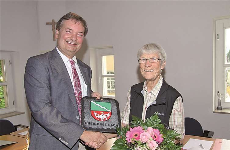 Bürgermeister Karsten Fehr überreicht Heidi Wunner die Ehrentafel der Ortsgemeinde. privat