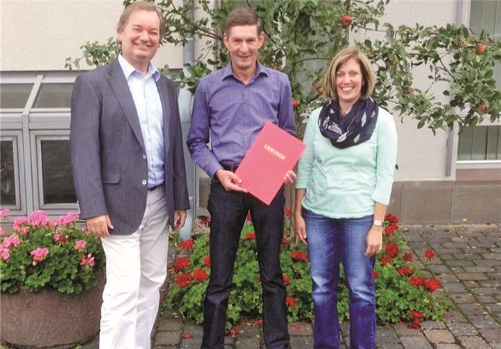 Bürgermeister Karsten Fehr und Personalratsvorsitzende Andrea Pfeiffer gratulieren Rudolf Neuburger zum 40-jährigen Dienstjubiläum.privat