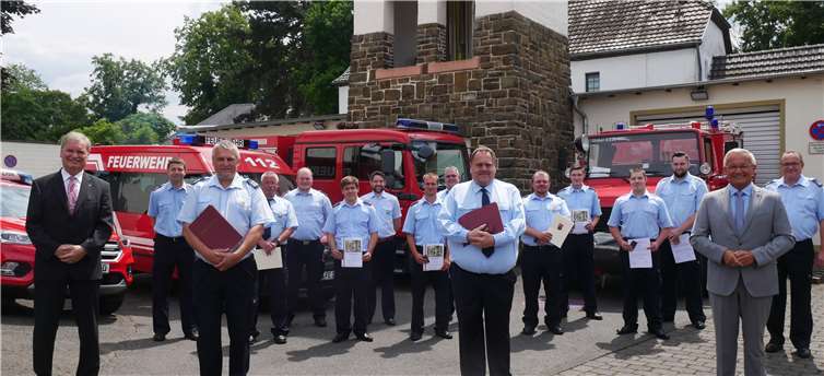 Bürgermeister Karsten Fehr (vorne links) und Landrat Achim Hallerbach (vorne rechts) übernahmen die zahlreichen Beförderungen und Ehrungen bei der Freiwilligen Feuerwehr der Verbandsgemeinde Unkel, hier in Erpel. Wehrleiter Ralf Wester (vorne, 2. von links) und Brandmeister Joachim Waldmann (vorne, 2. von rechts) erhielten jeweils das Goldene Feuerwehr-Ehrenzeichen. Fotos: CD