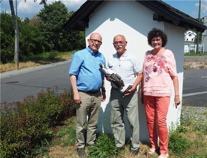 Bürgermeister Kessler, Friedrich Girkens und Maria Starke beim renovierten Heiligenhäuschen am Hellenpfad. Stadt Bendorf am Rhein