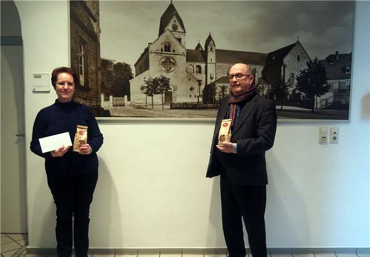 Bürgermeister Kessler bedankte sich bei Marlies Kirst für den Einsatz der ehrenamtlichen Büchereidamen.Foto: privat