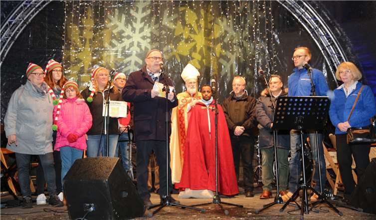 Bürgermeister Kessler bei seiner Ansprache zur Eröffnung des Weihnachtsmarkt. Fotos: GM