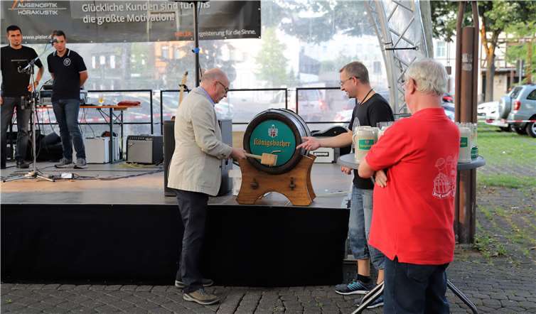 Bürgermeister Kessler beim Fassanstich.