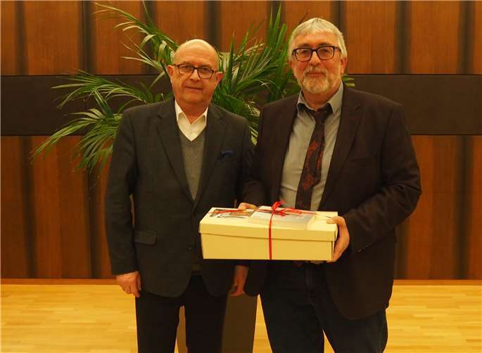 Bürgermeister Kessler dankte Bauamtsleiter Karl-Rudolf Goergen für seine Verdienste um die Entwicklung der Stadt Bendorf. Foto: privat