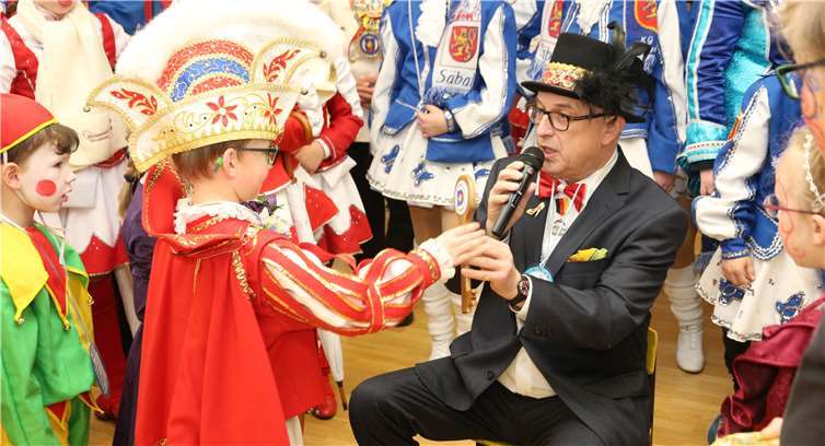Bürgermeister Kessler kapituliert und überreicht Prinz Leon II die Stadtschlüssel.