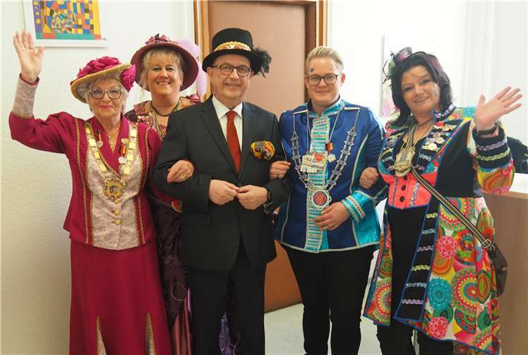 Bürgermeister Kessler mit der Bendorfer Obermöhn Marlene Cristant, der Mülhofener Obermöhn Annika Müller, der Sayner Obermöhn Claudia Kux und Sabine Stiller von den Stromberger Möhnen (v.l.).Fotos: Stadt Bendorf