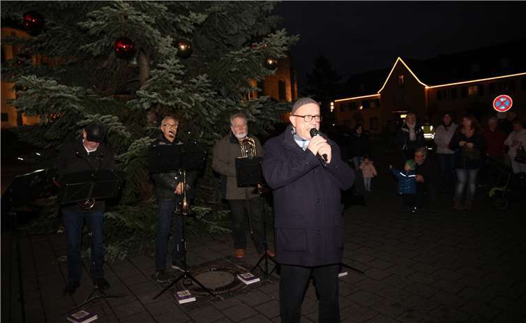 Bürgermeister Kessler stimmt den Countdown an. Fotos: GM