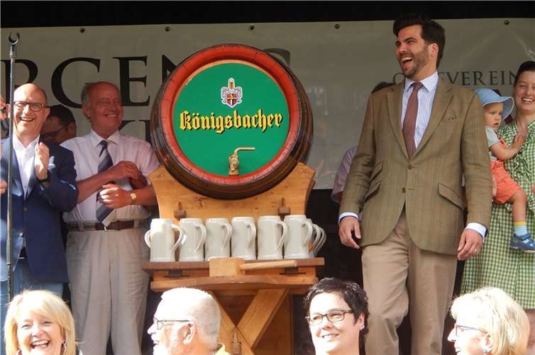 Bürgermeister Kessler und Alt-Bürgermeister Hajo Stuhlträger freuen sich gemeinsam mit Prinz  Louis zu Sayn-Wittgenstein-Sayn und dessen Frau auf ein sonniges Fest. 