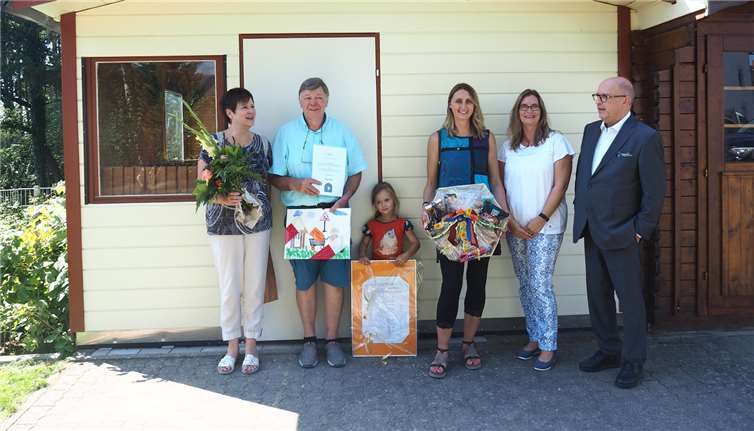 Bürgermeister Kessler und Jessica Kantz bedankten sich bei Josef Zils und seiner Familie für den Einsatz. Foto: Stadt Bendorf am Rhein