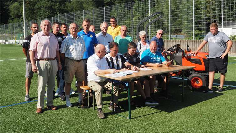 Bürgermeister Kessler und die Vertreter der drei Fußballvereine unterzeichneten Vereinbarungen über Pflege und Belegung des Kunstrasenplatzes in Sayn. 