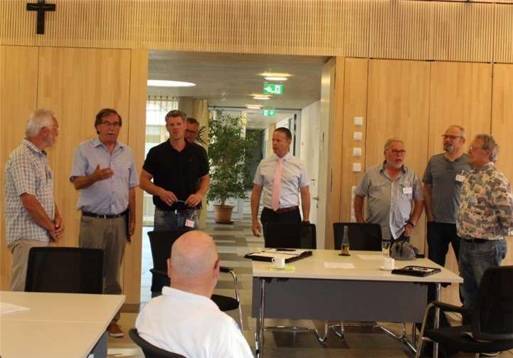 Bürgermeister Klaus Bell (2.v.l.) eröffnete den Ersten Digi-Hilfe-Treff im Rathaus der Verbandsgemeinde Pellenz. Foto: privat