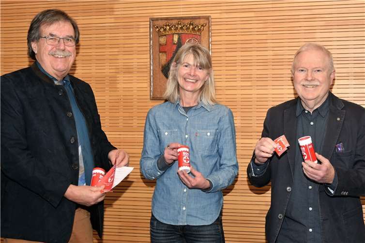Bürgermeister Klaus Bell, VG Mitarbeiterin Bettina Gilberg und Richard Hubers, Seniorenbeiratsvorsitzender, stellen die SOS Info-Dose vor. Foto: VG Pellenz