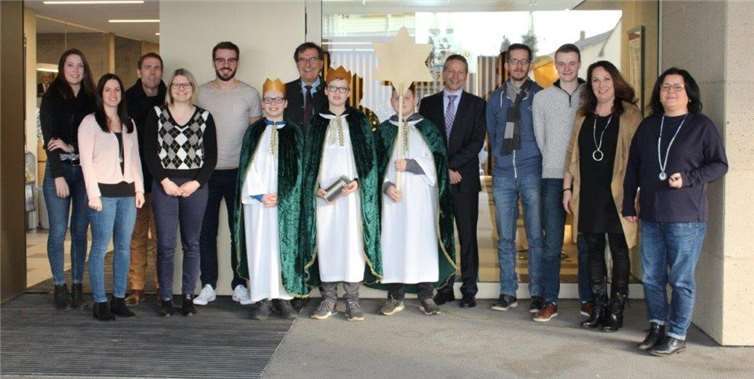 Bürgermeister Klaus Bell begrüßte gemeinsam mit den Mitarbeitern der Verwaltung im Rathaus der Verbandsgemeinde Pellenz die Sternsinger der Katholischen Kirchengemeinde St. Dionysius Kruft. Foto: privat
