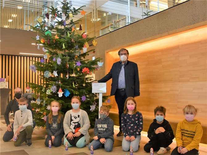 Bürgermeister Klaus Bell dankte den Schülerinnen, Schülern und Lehrkräften der Grundschule Plaidt für ihren tollen Einsatz.Foto: C. Schlüter / VG Pellenz