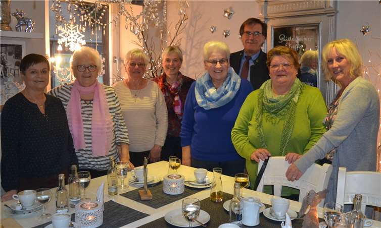 Bürgermeister Klaus Bell dankte den Strickerinnen aus Andernach, Nickenich, Plaidt, Thür und Mendig: „In Gesprächen erfahre ich immer wieder, wie sehr sich die Eltern gerade über die Söckchen freuen. Das Projekt lebt auch durch Euch!“privat