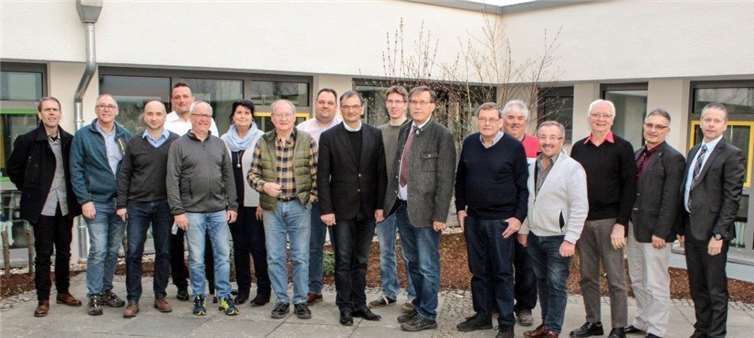 Bürgermeister Klaus Bell konnte die Mitglieder des Bau- und Vergabeausschusses in der generalsanierten Grundschule in Nickenich begrüßen.Foto: privat