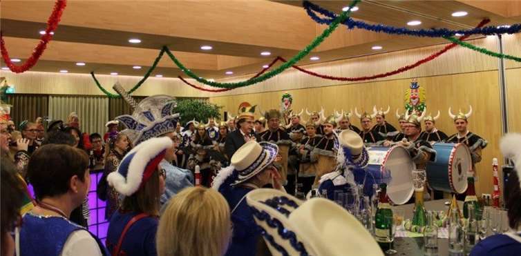 Bürgermeister Klaus Bell konnte rund 150 Jecken aus der gesamten Verbandsgemeinde im Rathaus in Plaidt begrüßen. Fotos: privat