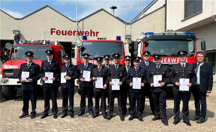 Bürgermeister Klaus Bell (rechts) beförderte eine ganze Reihe an Einsatzkräften und dankte ihnen für ihr Engagement. Foto: Feuerwehr Plaidt/ Leoni Buthe