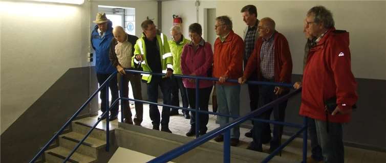 Bürgermeister Klaus Bell sowie Mitglieder des Seniorenbeirates Pellenz hören interessiert dem Vortrag von Jürgen Wagner vom Wassersversorgungszweckverband Maifeld-Eifel zu.Privat