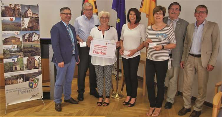 Bürgermeister Klaus Bell verlieh die ersten Ehrenamtskarten der Verbandsgemeinde Pellenz an Ulrike Bartz, Christa Henzgen, Elke Mürtz und Rudolf Mürtz von der Cura Plaidt e.V.-UBU-
