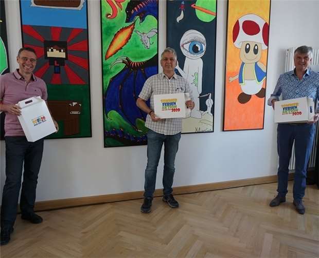 Bürgermeister Klaus Müller, Jugendpfleger Olaf Neumann und Fachbereichsleiter ‚Bürgerdienste‘ Marko Zeuner mit der ‚SOFA aus der Box‘ im Jugendhaus.Foto: : VG Selters