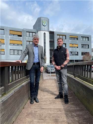 Bürgermeister Klaus Müller begrüßt den neuen Klimaschutzmanager Thomas Siry zum Start seiner Tätigkeit für die Verbandsgemeinde Selters.  Foto: VG Selters