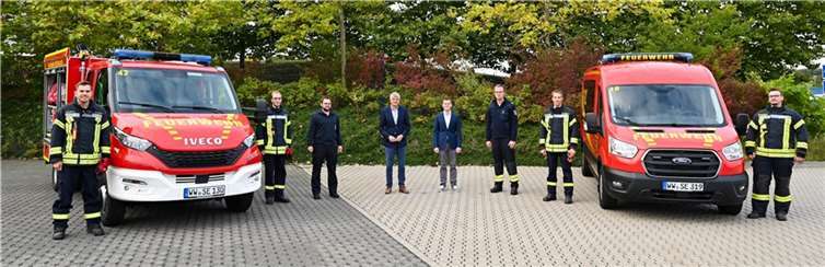 Bürgermeister Klaus Müller übergab die beiden neuen Feuerwehrfahrzeuge für die Einheiten Freirachdorf und Rückeroth. Foto: Gernot Grebe