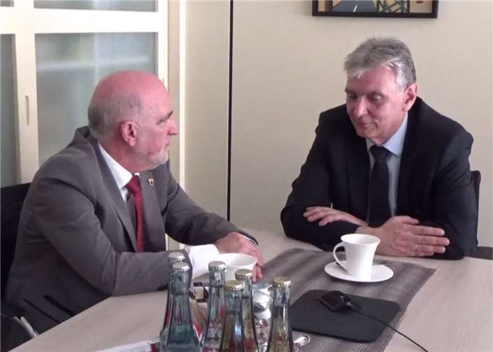 Bürgermeister Klaus Peitz im Gespräch mit Alfred Adams.  privat